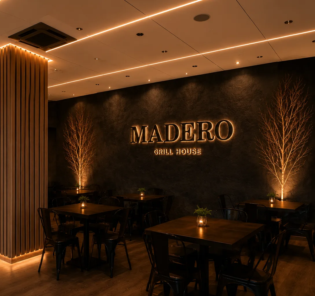 El salón de Madero con el logo iluminado