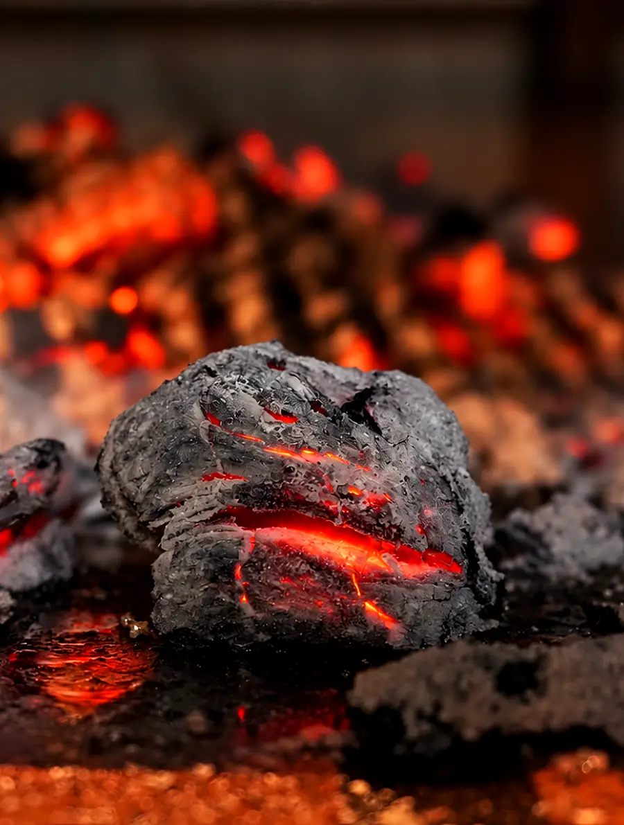 Brasas encendidas en calma en la parrilla de Madero